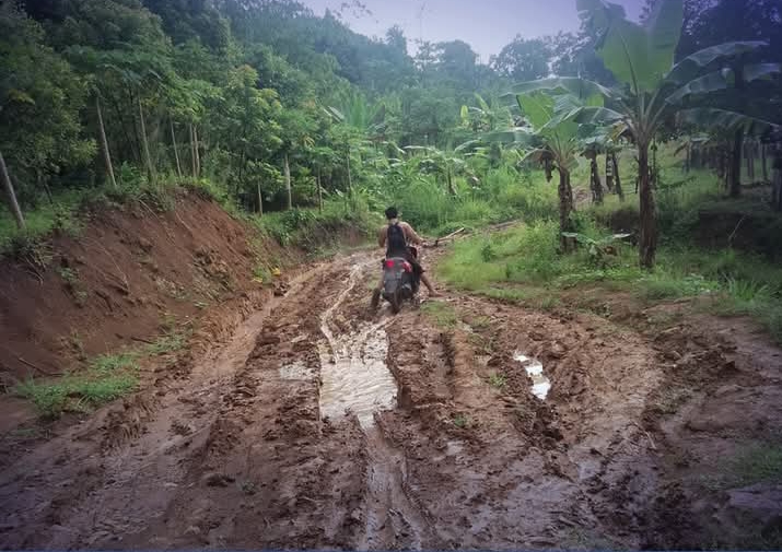 KONDISI JALAN RUSAK DI DESA BANGBAYANG SUKABUMI DIKELUHAN WARGA, UPTD PU SUDAH DIUSULKAN UNTUK PERBAIKAN .